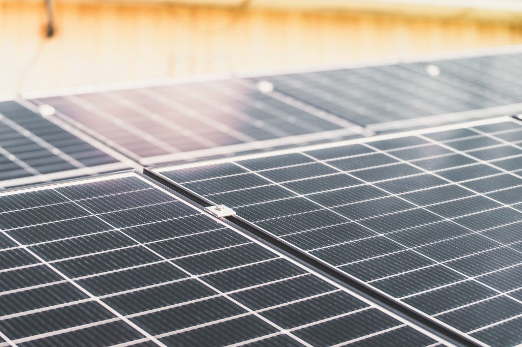 KMU in Thüringen nutzen PV-Speicher-Kombinationen zur Kostensenkung.