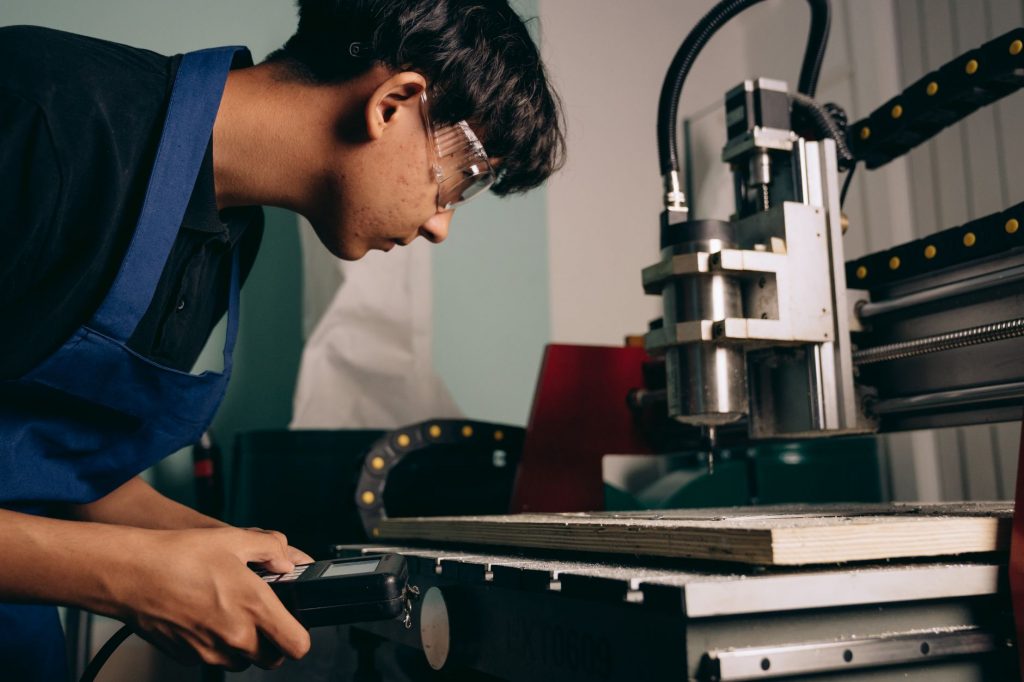 Optikbetrieb in Thüringen profitiert von Fördermitteln für CNC-Brillenfertigung.